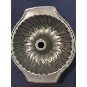 Wilton 9.75 x 3.38in Sunflower Fluted Cake Pan Non Stick Wilton Durability EUC